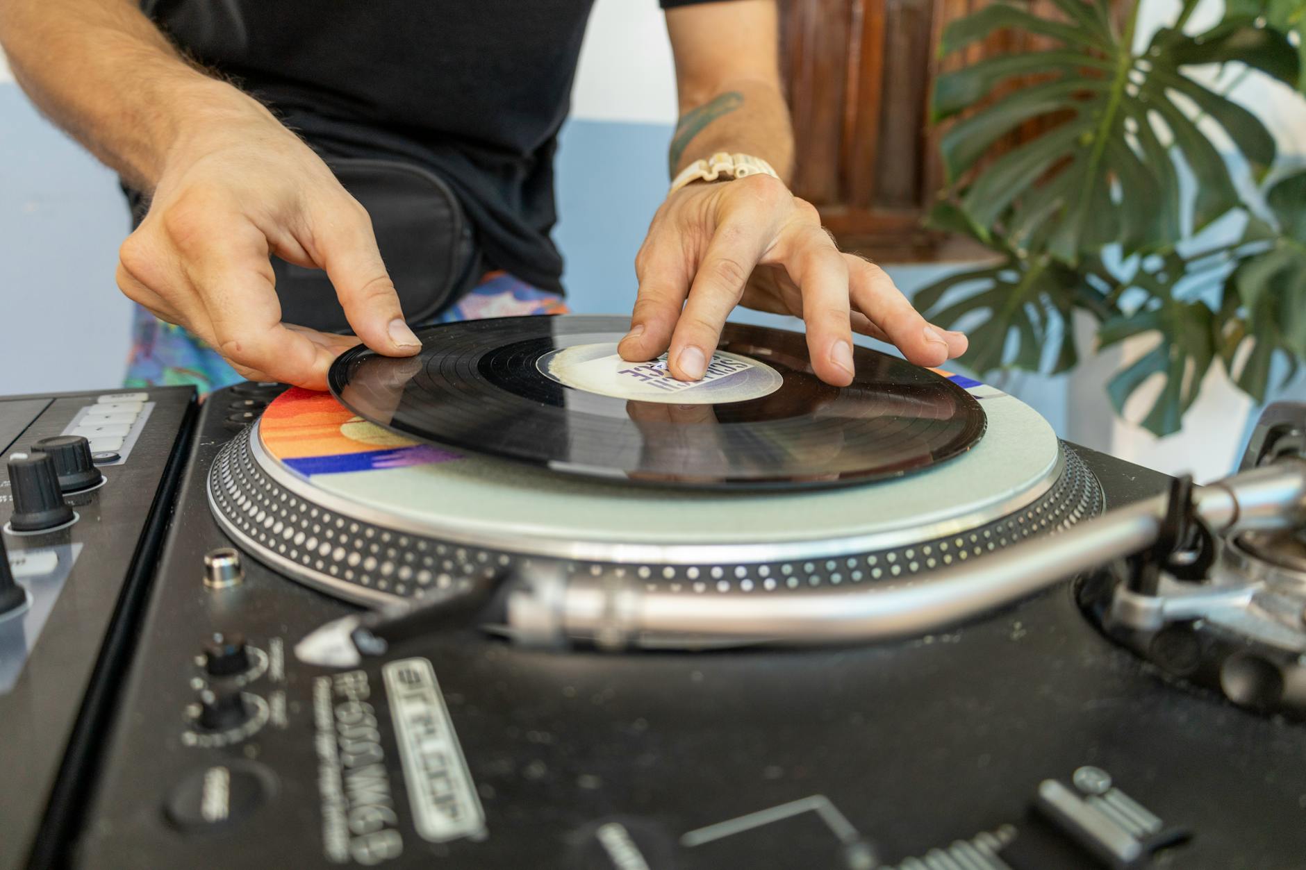 Czego uczy nas kultura remiksu o słuchaniu elektronicznych klasyków na nowo DJ miksuje muzykę z winyli na gramofonie w klubowym świetle