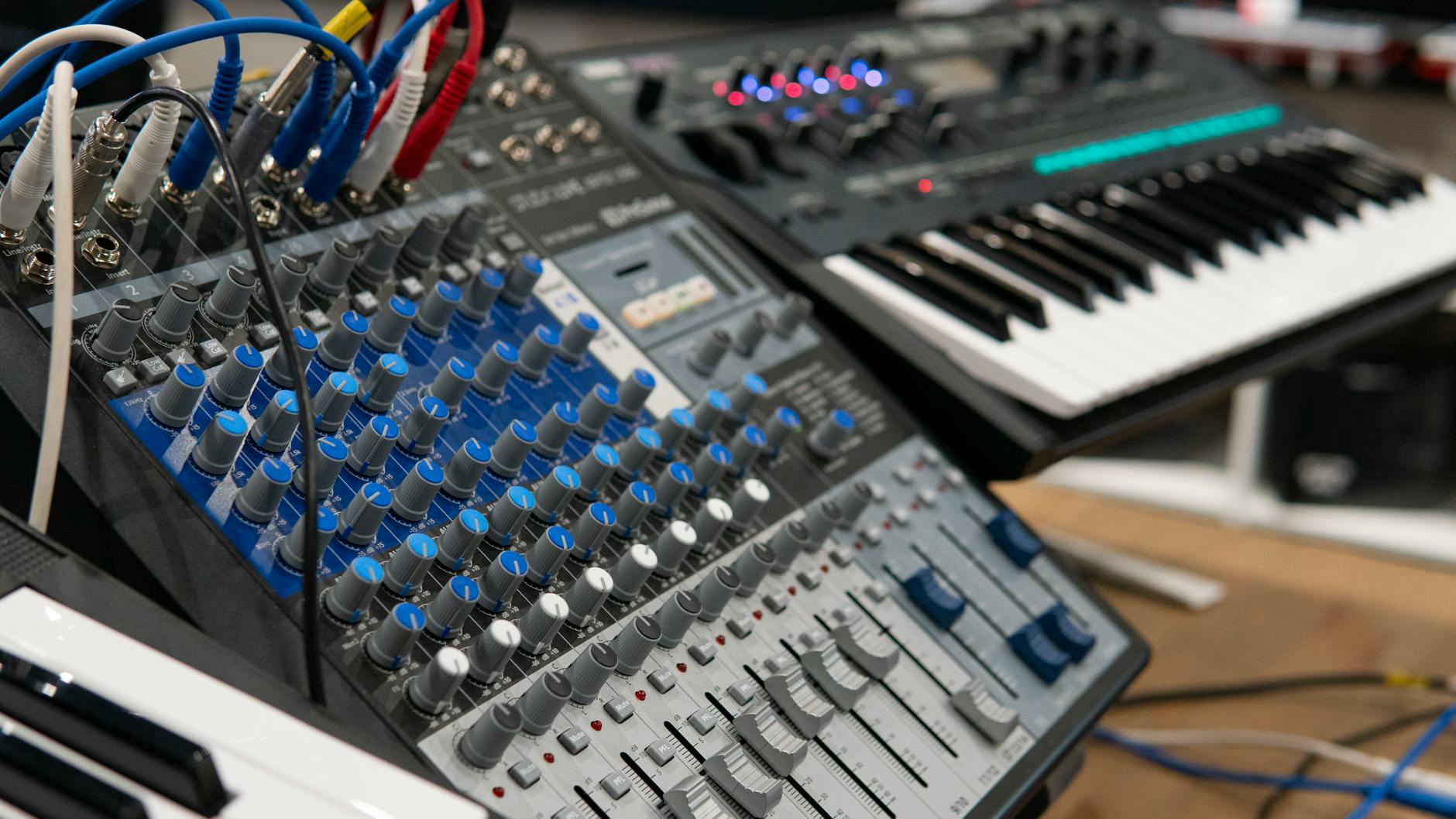 Mikser audio i syntezator modułowy z kolorowymi kablami