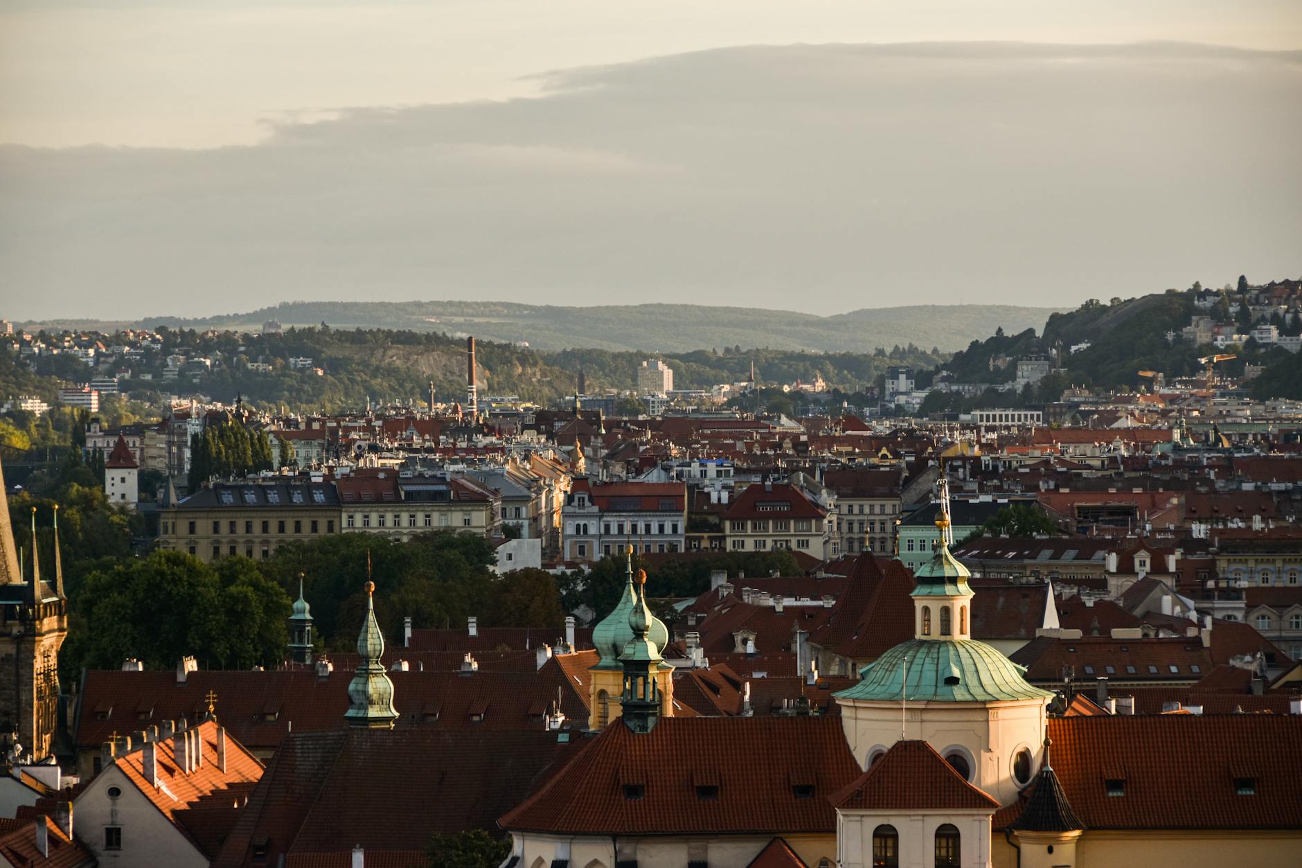 Panorama Pragi o zachodzie słońca z widokiem na historyczne centrum