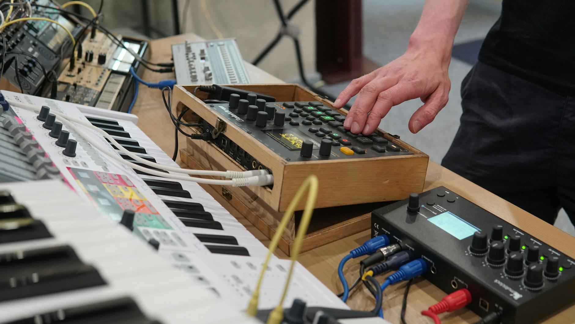 Realizator reguluje sprzęt elektroniczny do produkcji muzyki w studiu