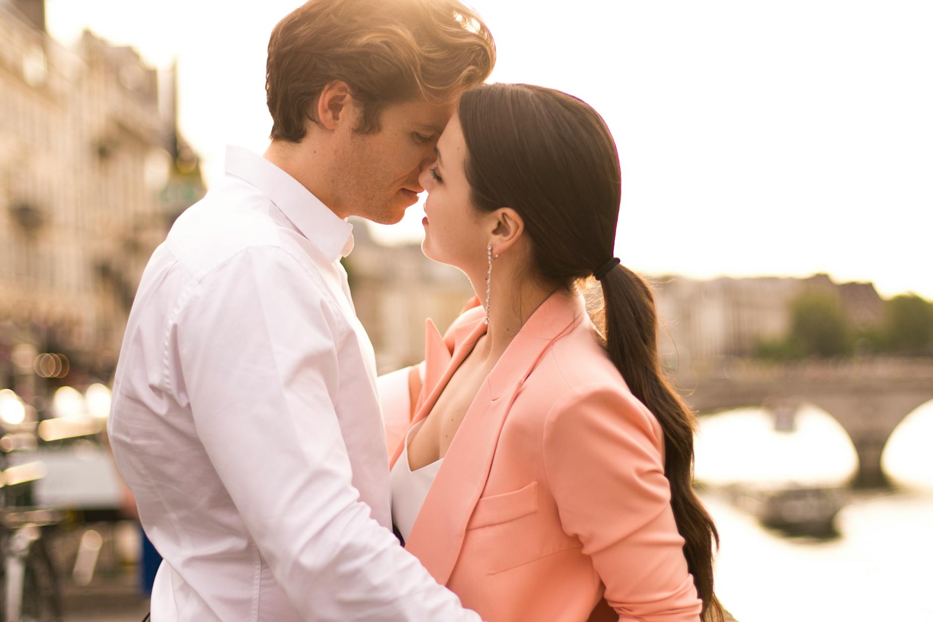 Zakochana para nad rzeką podczas romantycznego weekendu w europejskim mieście