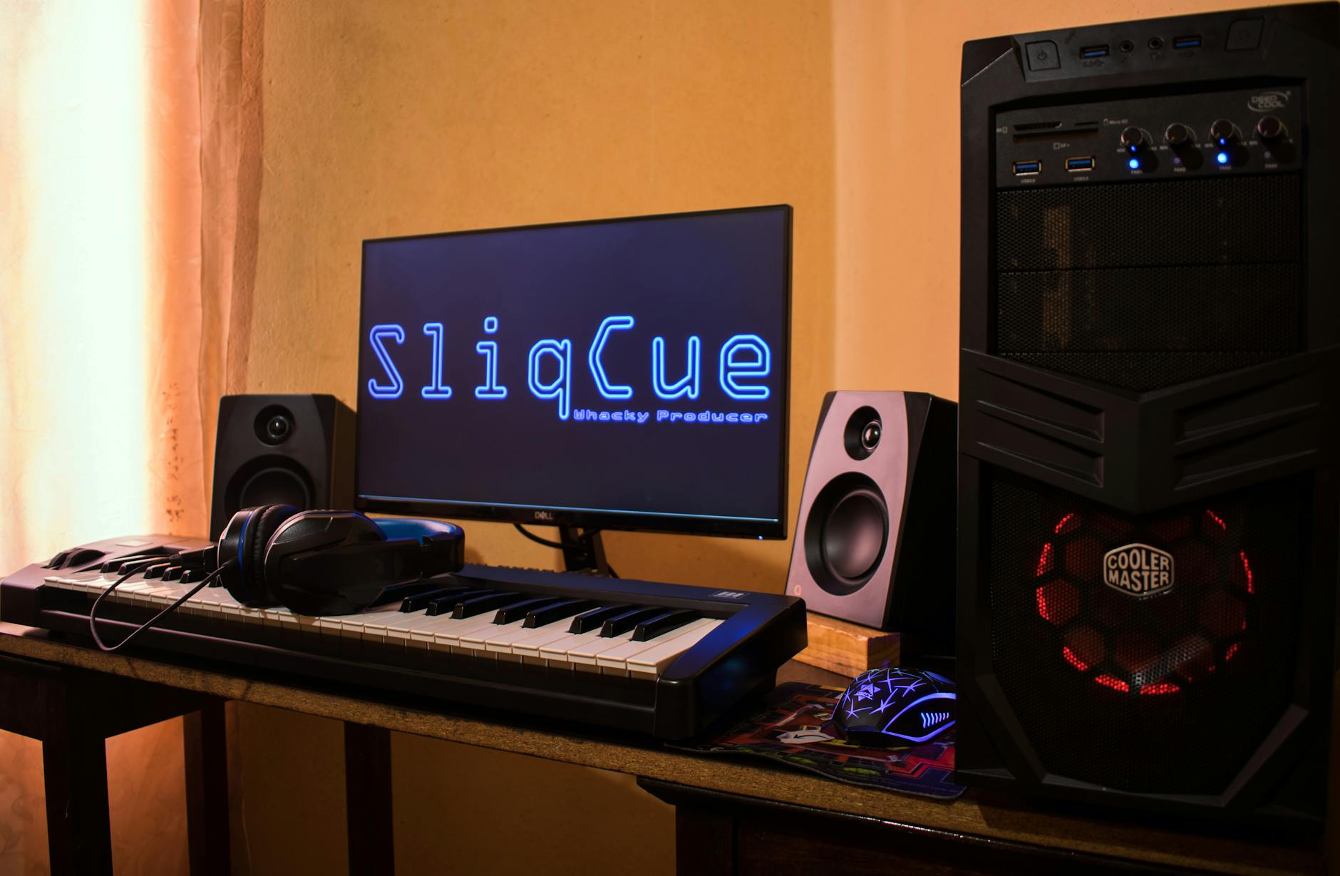 Budżetowe domowe studio audio z klawiaturą, komputerem i monitorami