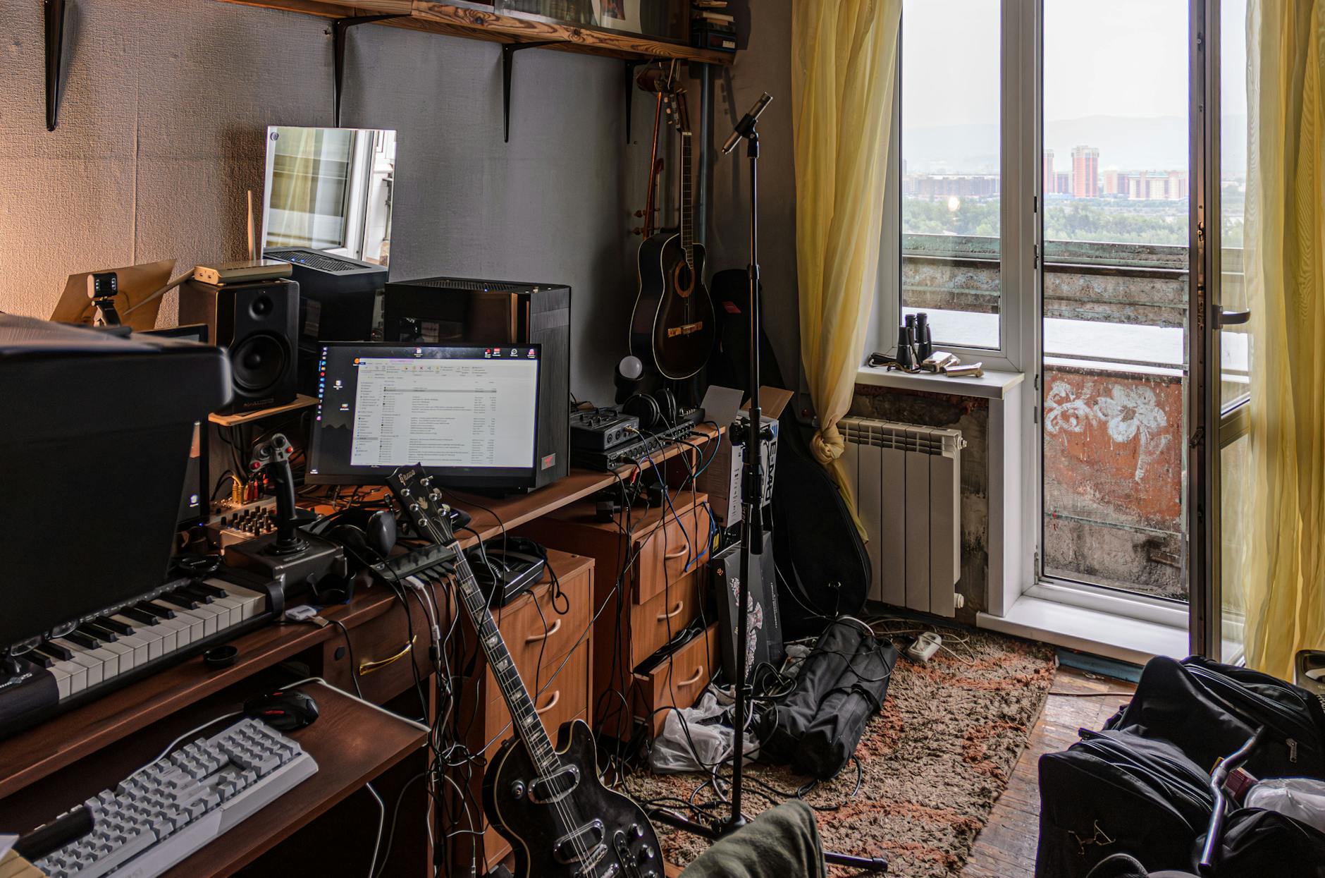 Jak zbudować budżetowy setup audio do ambientu i muzyki tła Domowe studio audio pełne instrumentów i budżetowego sprzętu nagraniowego