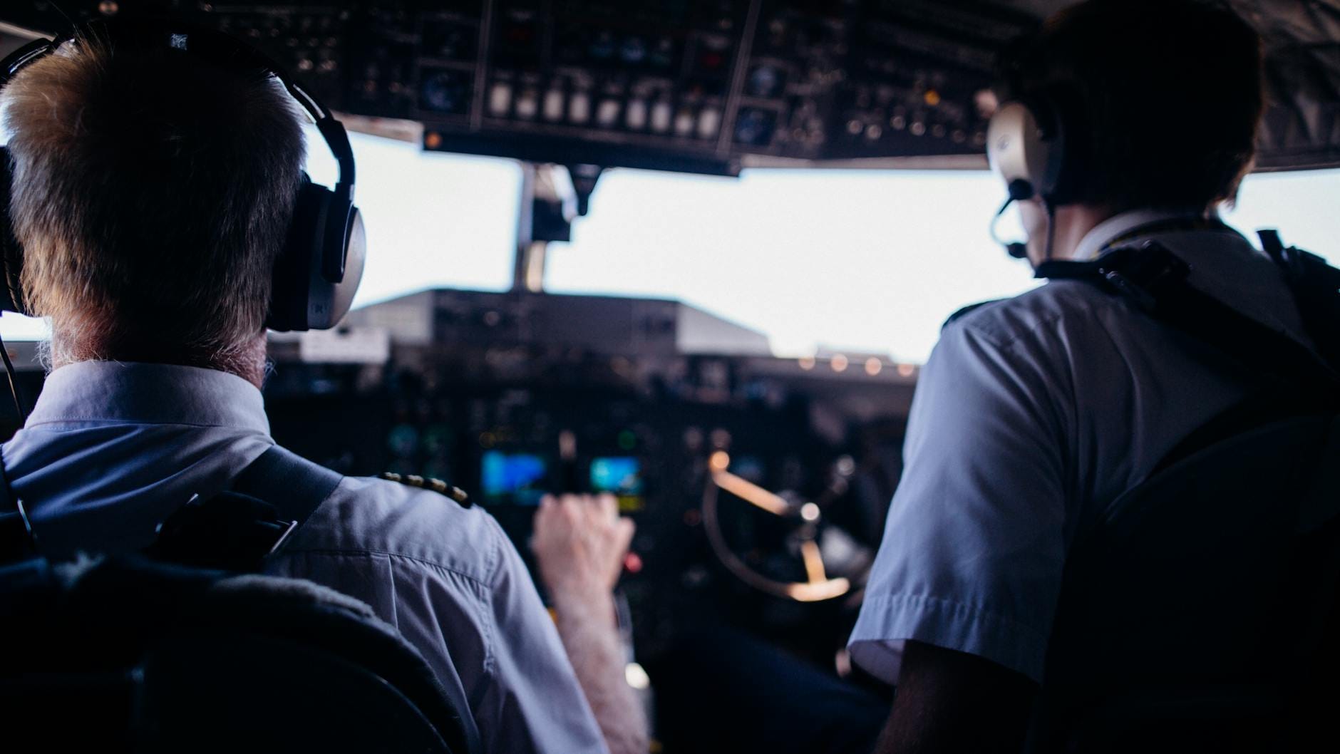 Dwóch pilotów w kokpicie samolotu podczas startu Dwóch pilotów w kokpicie samolotu podczas startu