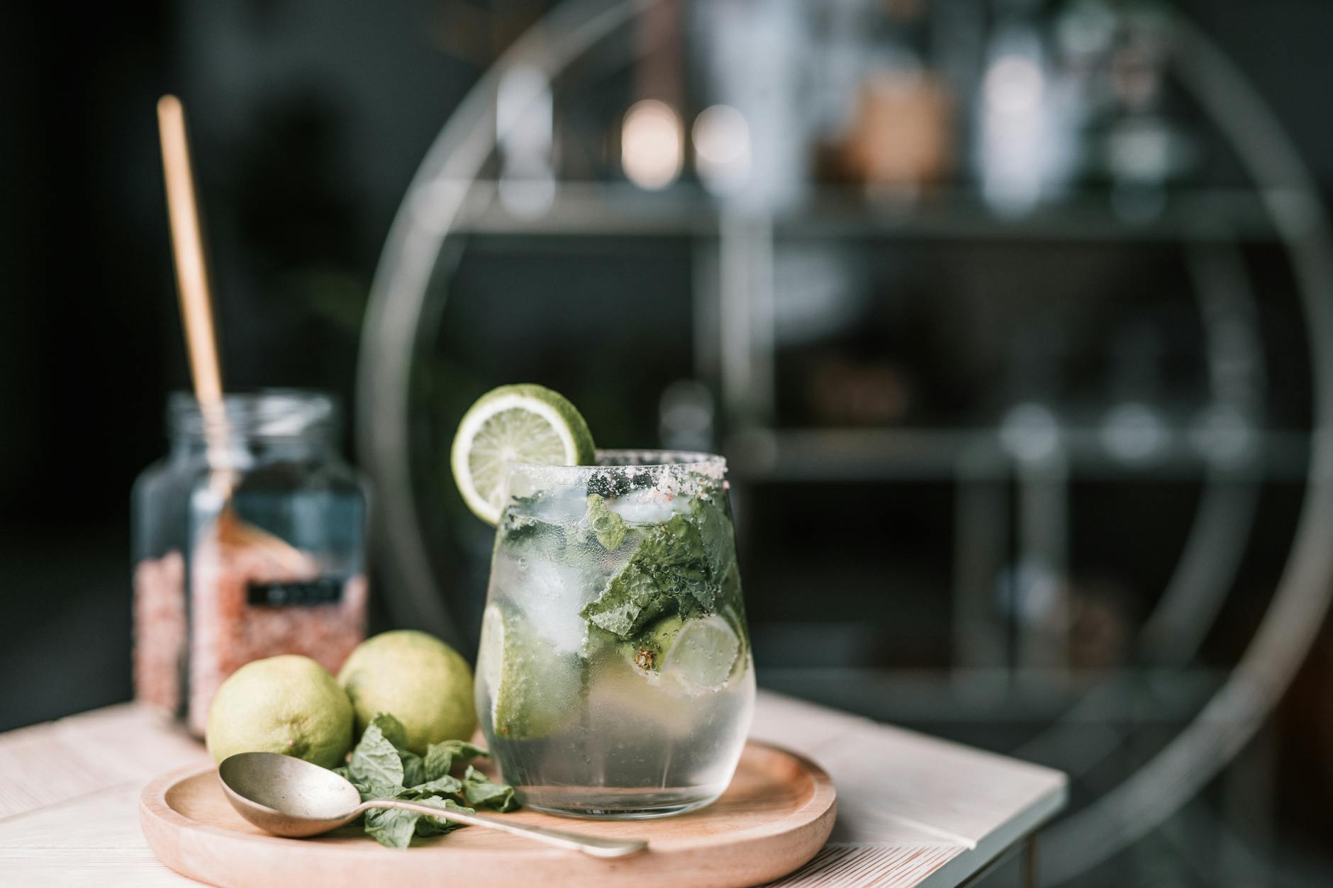 Stylowe mojito w szklance z limonką, lodem i świeżą miętą