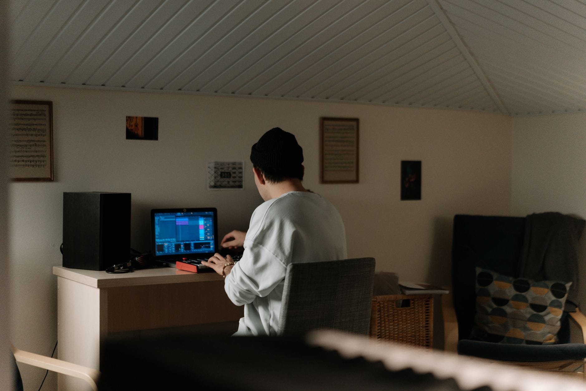 Kompozytor pracujący nad muzyką w przytulnym domowym studiu