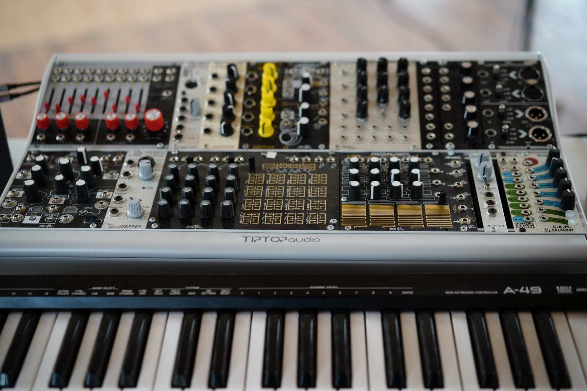Modularny syntezator z klawiaturą do relaksujących sekwencji muzycznych
