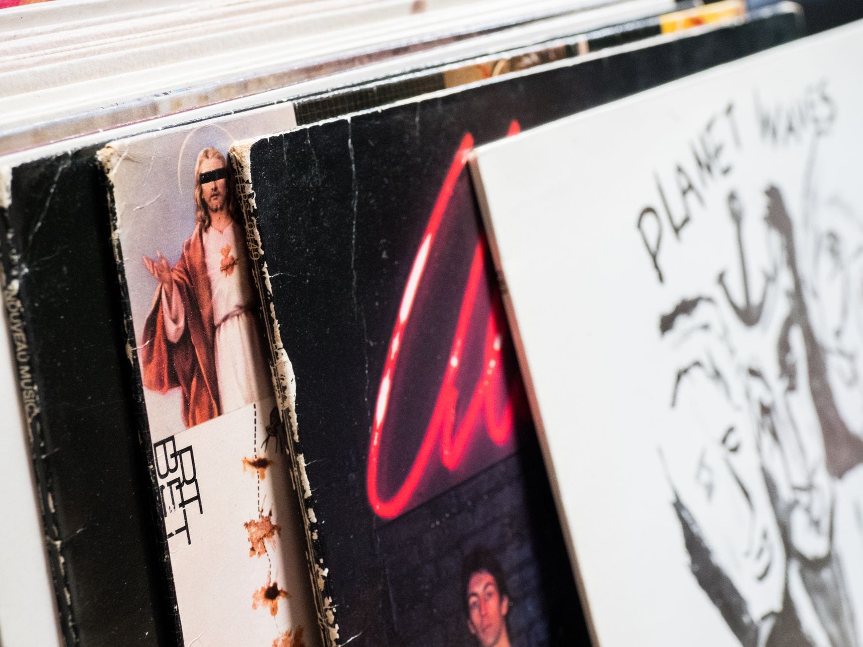 Zbliżenie na winyle w sklepie z widocznymi klasycznymi okładkami albumów