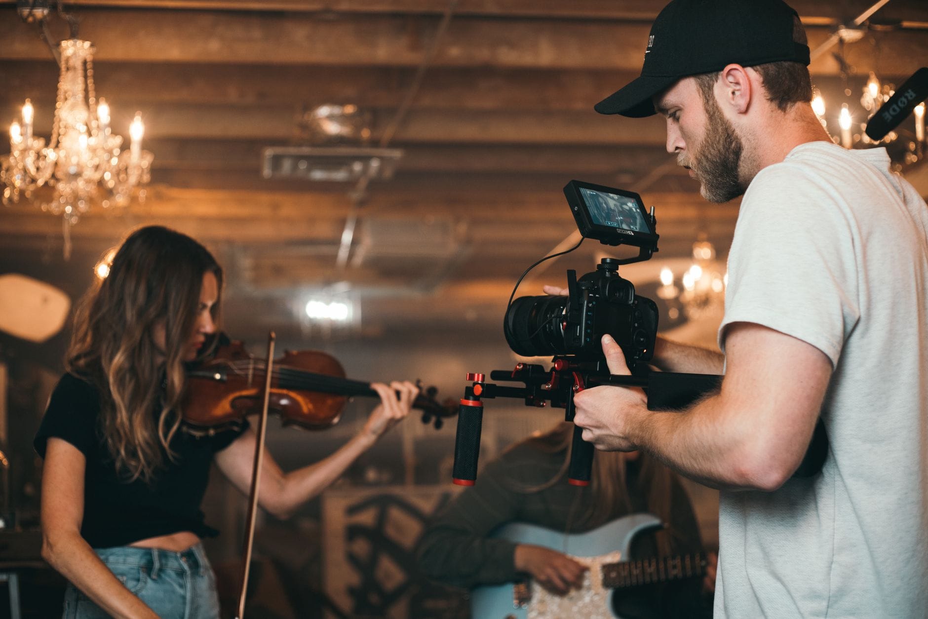 Filmowiec nagrywa skrzypka na planie do motywu filmowego