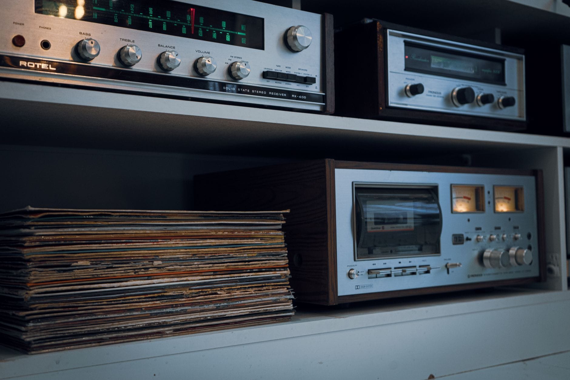 Elektronika lat 70. i 80.: przewodnik po brzmieniach, które odmieniły świat muzyki Elektronika lat 70. i 80.: przewodnik po brzmieniach, które odmieniły świat muzyki